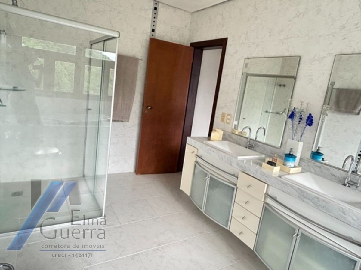 Ubatuba, Domingas Dias - Casa com 05 dormitórios, sendo 04 suítes e área de lazer com vista para o mar.