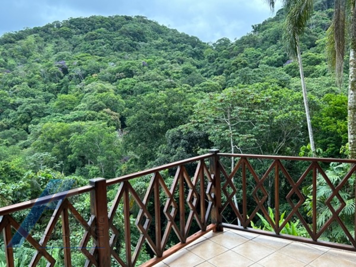 Ubatuba, Domingas Dias - Casa com 05 dormitórios, sendo 04 suítes e área de lazer com vista para o mar.