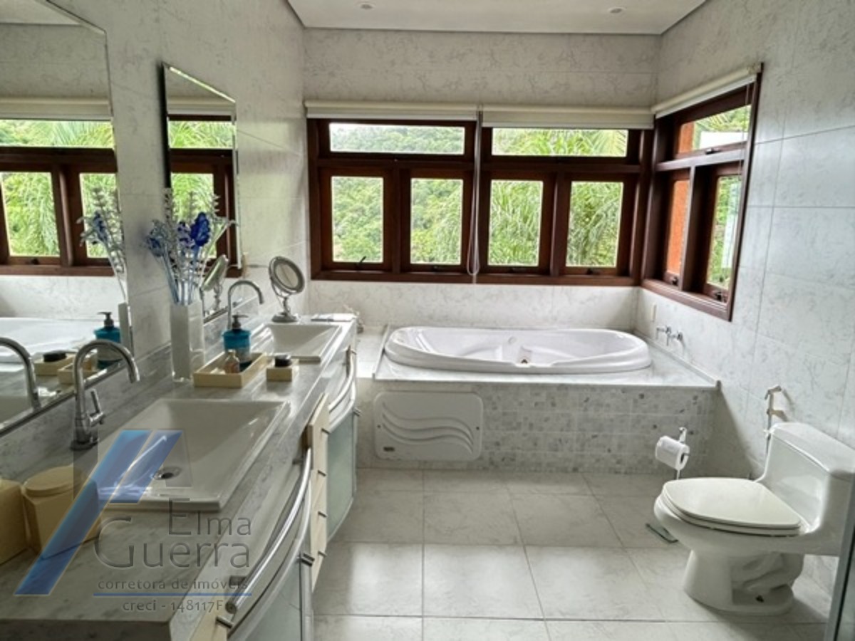 Ubatuba, Domingas Dias - Casa com 05 dormitórios, sendo 04 suítes e área de lazer com vista para o mar.