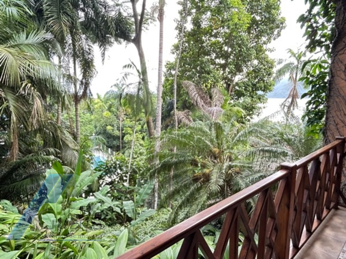 Ubatuba, Domingas Dias - Casa com 05 dormitórios, sendo 04 suítes e área de lazer com vista para o mar.