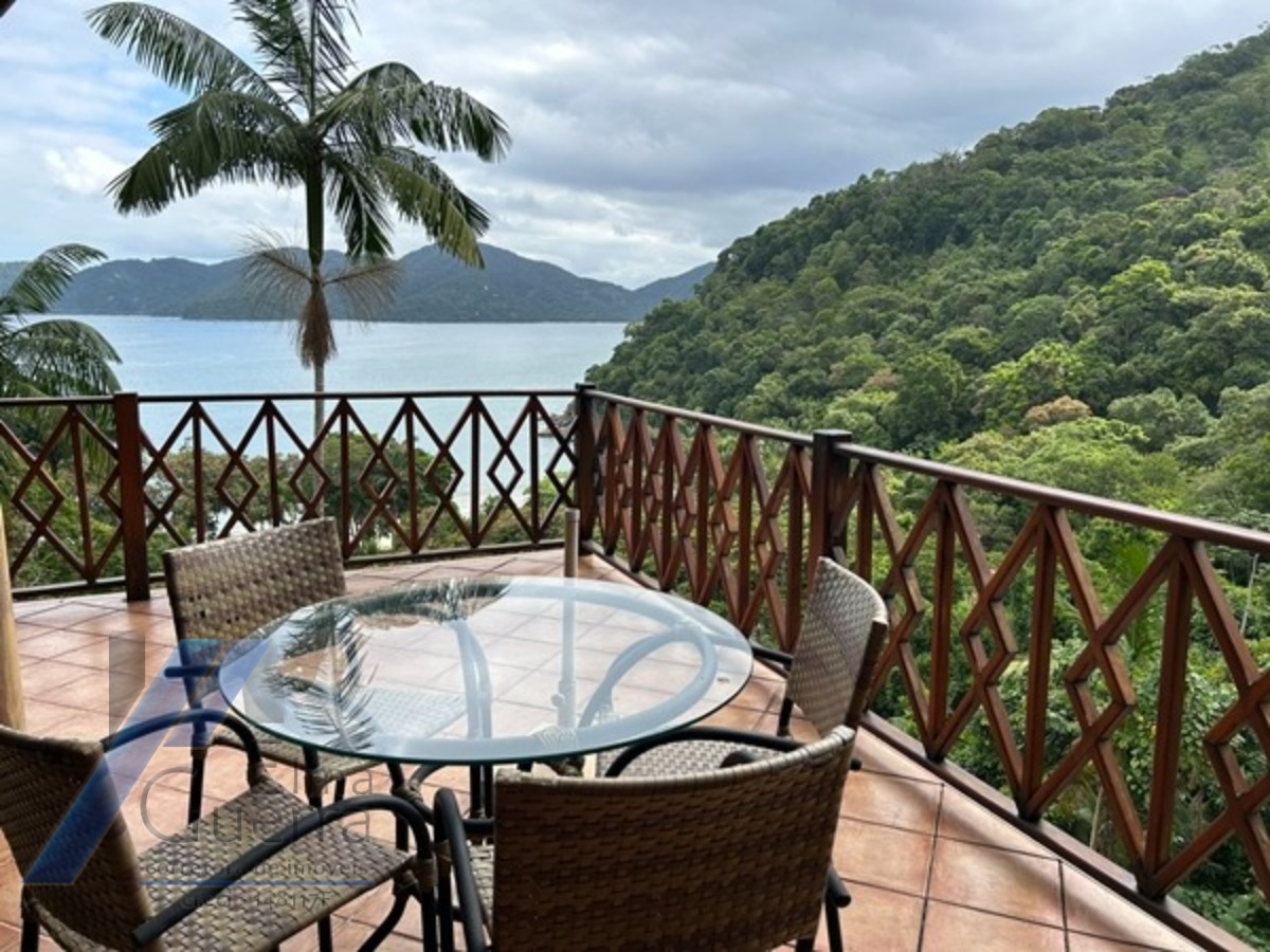 Ubatuba, Domingas Dias - Casa com 05 dormitórios, sendo 04 suítes e área de lazer com vista para o mar.