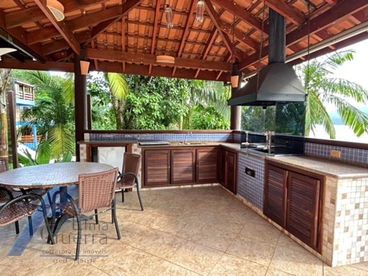 Ubatuba, Domingas Dias - Casa com 05 dormitórios, sendo 04 suítes e área de lazer com vista para o mar.