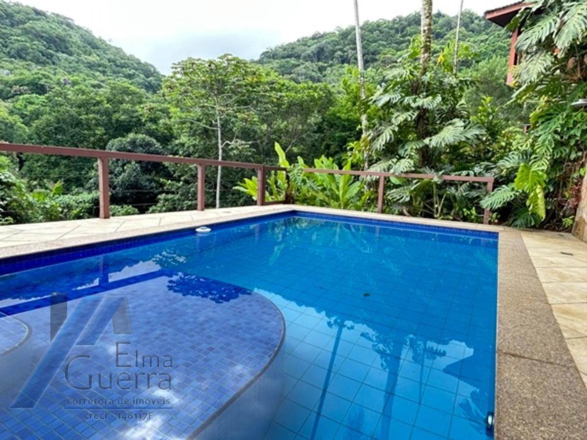 Ubatuba, Domingas Dias - Casa com 05 dormitórios, sendo 04 suítes e área de lazer com vista para o mar.