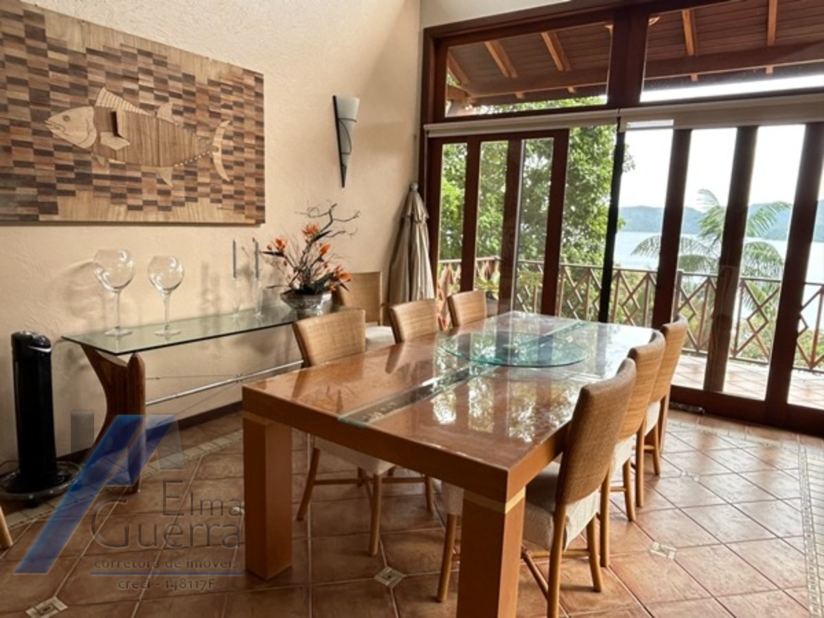 Ubatuba, Domingas Dias - Casa com 05 dormitórios, sendo 04 suítes e área de lazer com vista para o mar.