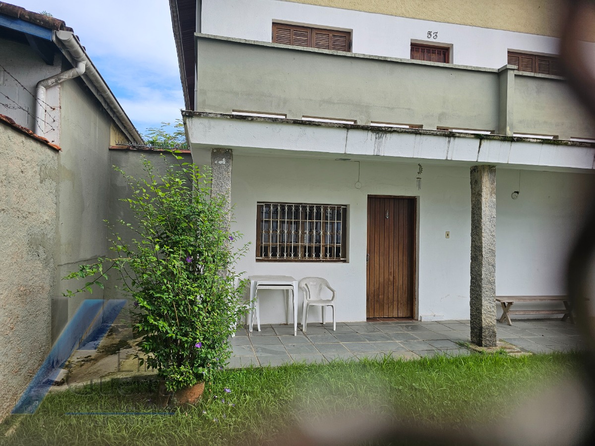 Ubatuba, Itagua - Casa sobrado bem localozado com 04 dormitórios a 100 metros do mar.
