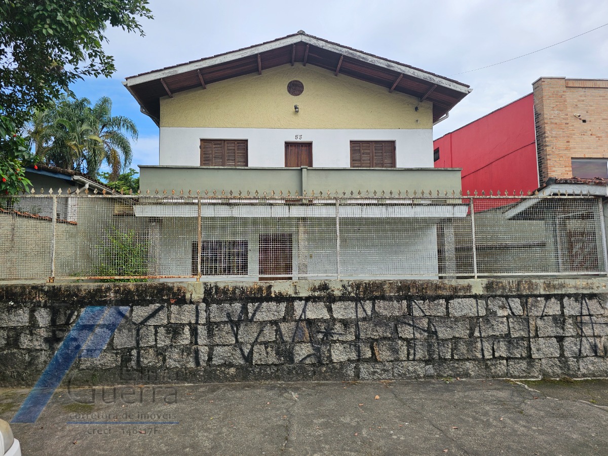 Ubatuba, Itagua - Casa sobrado bem localozado com 04 dormitórios a 100 metros do mar.