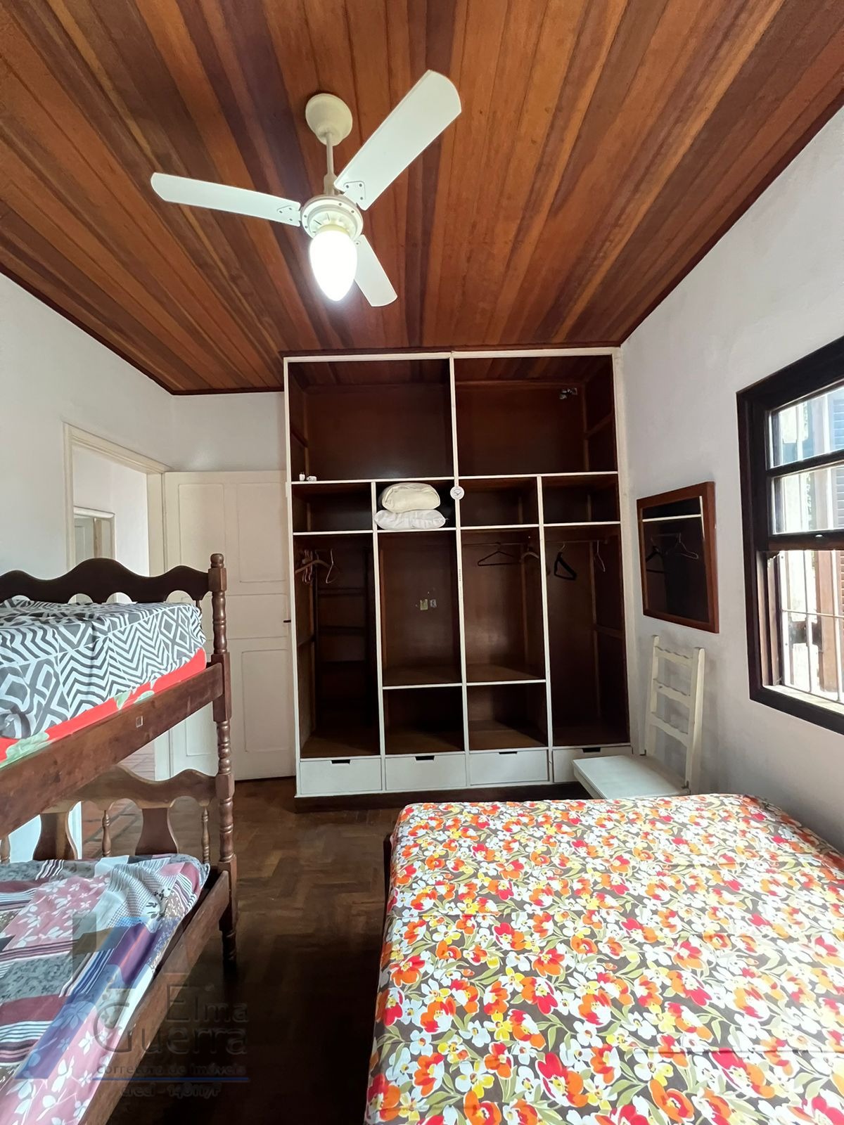 Ubatuba, Itagua - Casa sobrado bem localozado com 04 dormitórios a 100 metros do mar.
