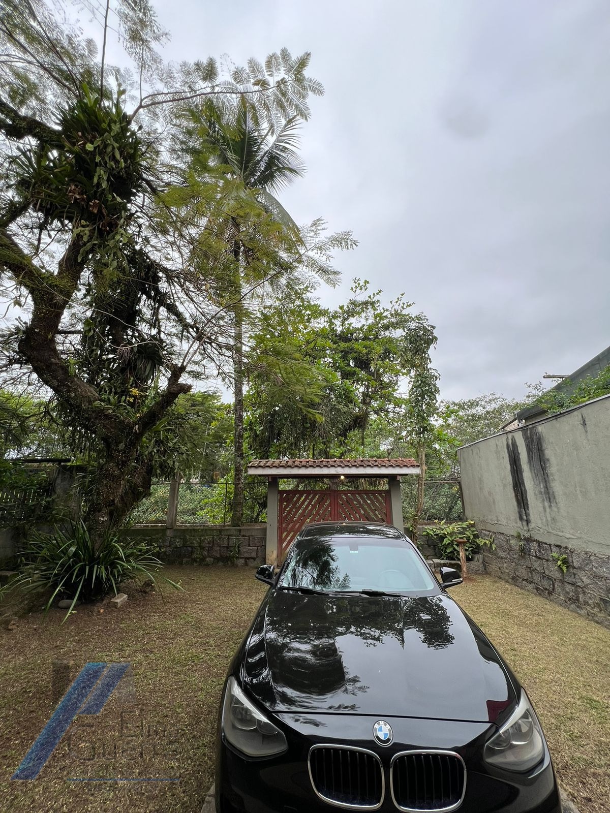 Ubatuba, Itagua - Casa sobrado bem localozado com 04 dormitórios a 100 metros do mar.