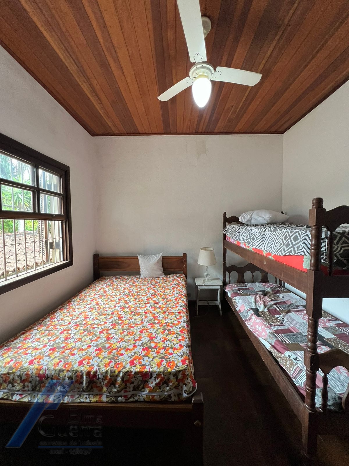 Ubatuba, Itagua - Casa sobrado bem localozado com 04 dormitórios a 100 metros do mar.