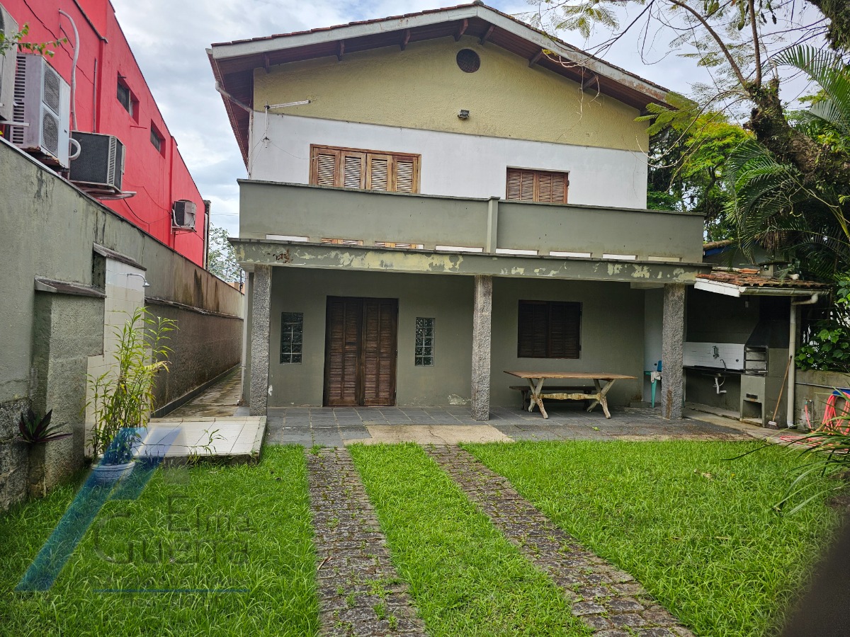 Ubatuba, Itagua - Casa sobrado bem localozado com 04 dormitórios a 100 metros do mar.