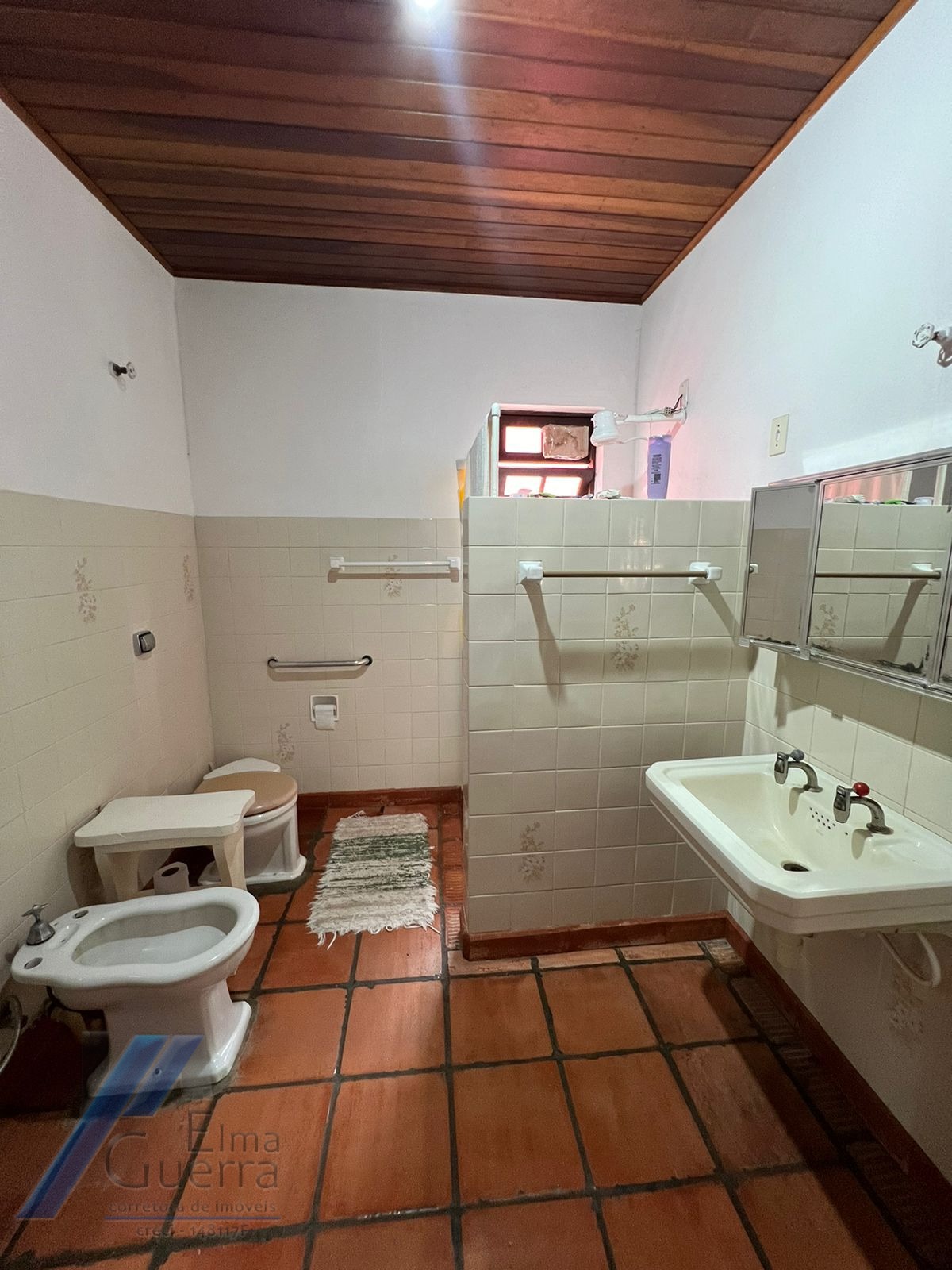 Ubatuba, Itagua - Casa sobrado bem localozado com 04 dormitórios a 100 metros do mar.
