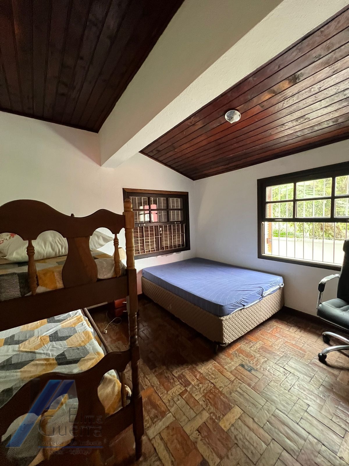 Ubatuba, Itagua - Casa sobrado bem localozado com 04 dormitórios a 100 metros do mar.