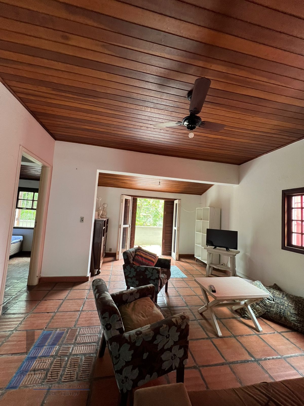 Ubatuba, Itagua - Casa sobrado bem localozado com 04 dormitórios a 100 metros do mar.