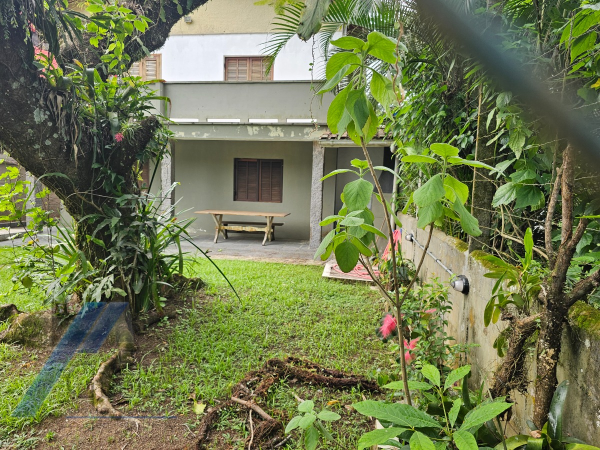 Ubatuba, Itagua - Casa sobrado bem localozado com 04 dormitórios a 100 metros do mar.