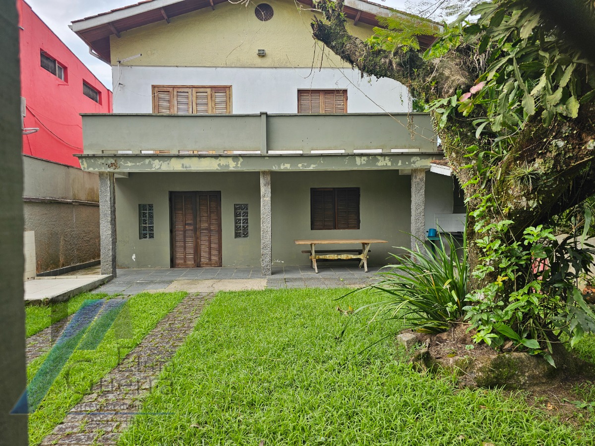 Ubatuba, Itagua - Casa sobrado bem localozado com 04 dormitórios a 100 metros do mar.