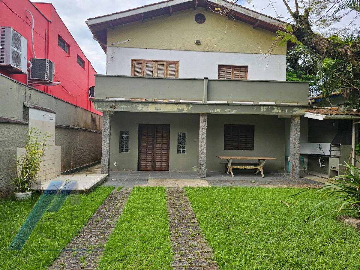 Ubatuba, Itagua - Casa sobrado bem localozado com 04 dormitórios a 100 metros do mar.