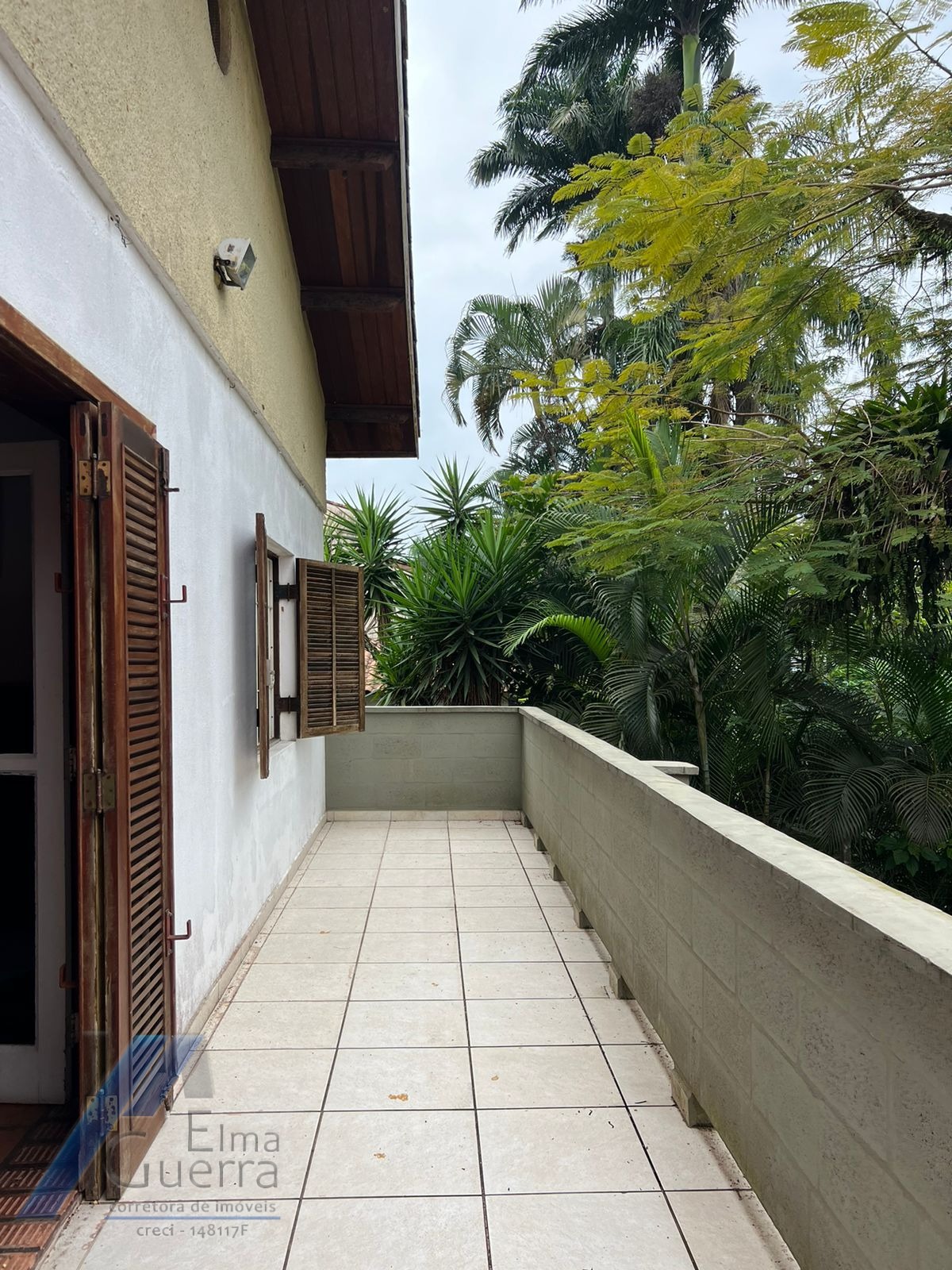 Ubatuba, Itagua - Casa sobrado bem localozado com 04 dormitórios a 100 metros do mar.