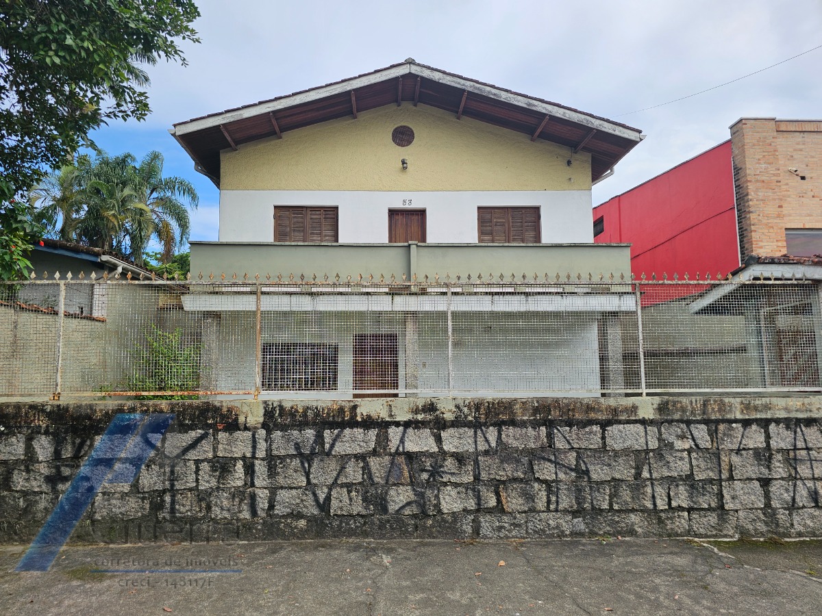 Ubatuba, Itagua - Casa sobrado bem localozado com 04 dormitórios a 100 metros do mar.