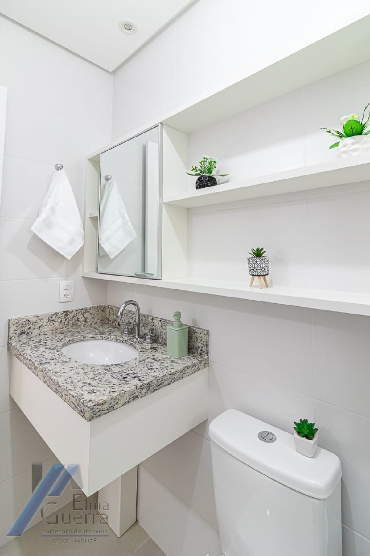 Ubatuba, Praia do Tenório - Apartamento com 02 suites e área de lazer.