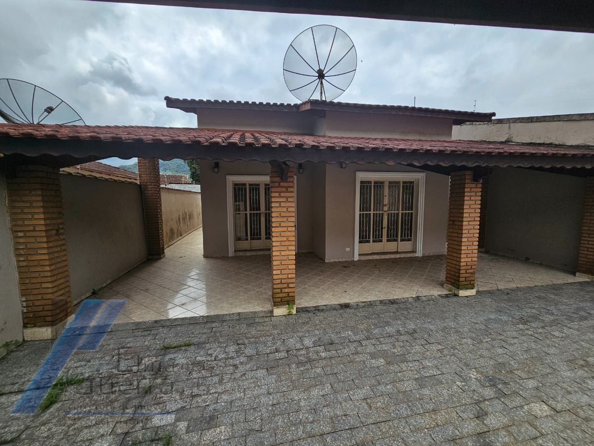 Ubatuba, Pereque Açu - Casa bem localizada com 03 dormitorios sendo 01 suite.