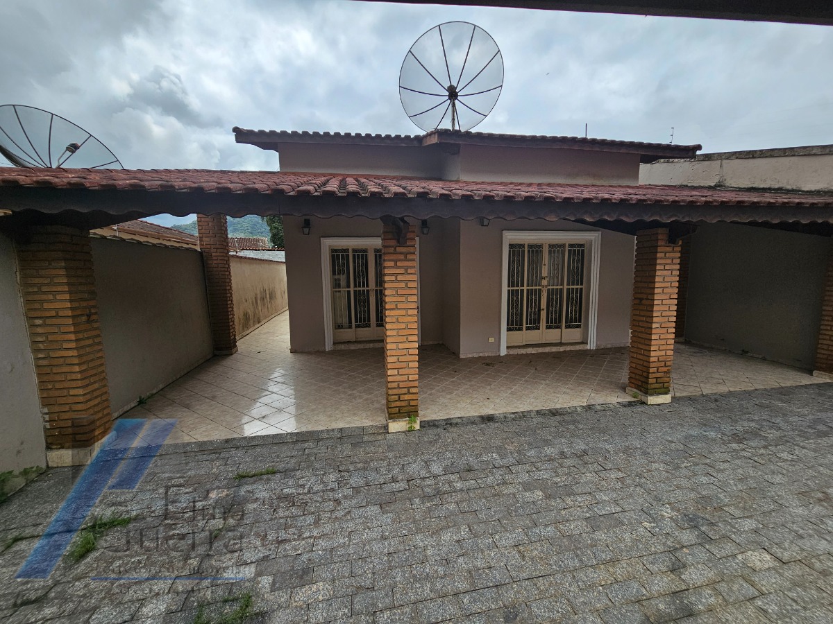 Ubatuba, Pereque Açu - Casa bem localizada com 03 dormitorios sendo 01 suite.