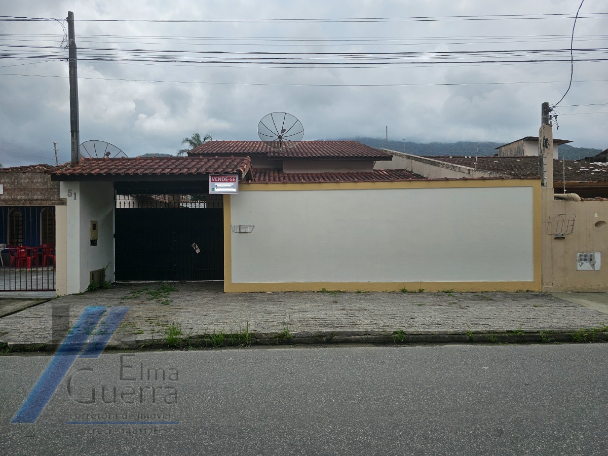 Ubatuba, Pereque Açu - Casa bem localizada com 03 dormitorios sendo 01 suite.