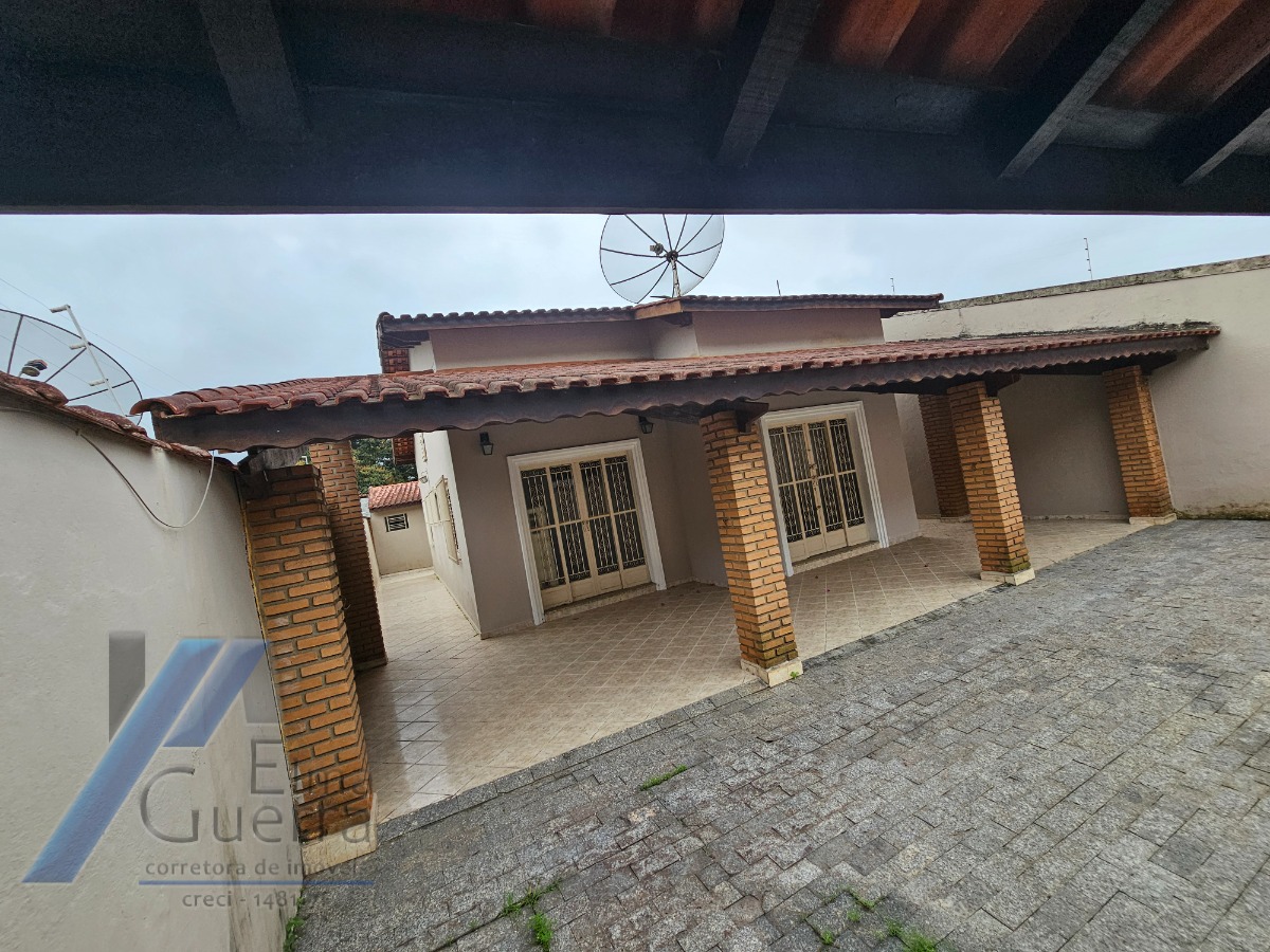 Ubatuba, Pereque Açu - Casa bem localizada com 03 dormitorios sendo 01 suite.