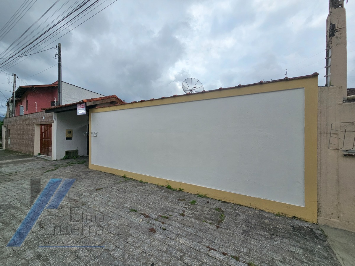 Ubatuba, Pereque Açu - Casa bem localizada com 03 dormitorios sendo 01 suite.