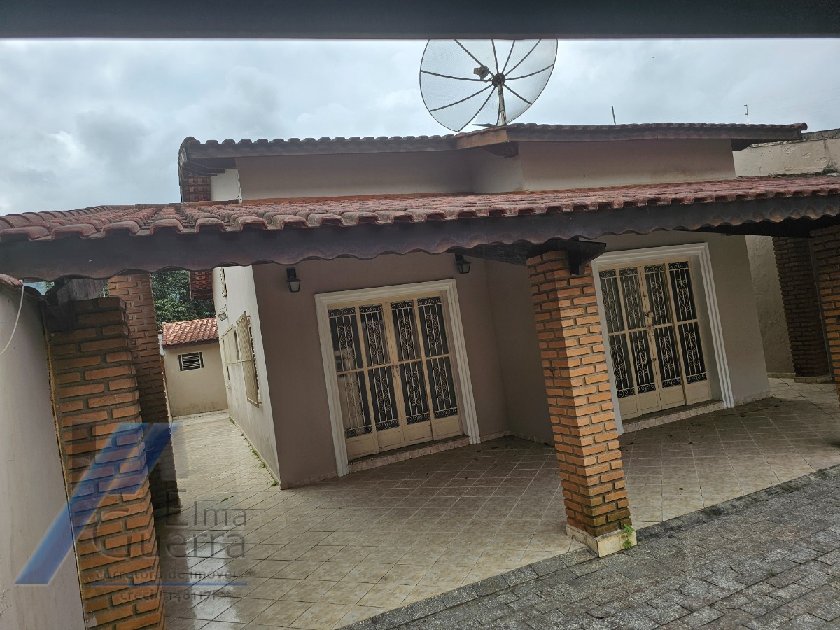Ubatuba, Pereque Açu - Casa bem localizada com 03 dormitorios sendo 01 suite.
