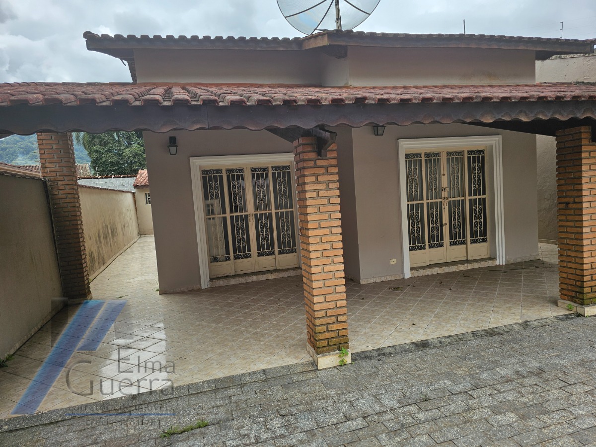 Ubatuba, Pereque Açu - Casa bem localizada com 03 dormitorios sendo 01 suite.