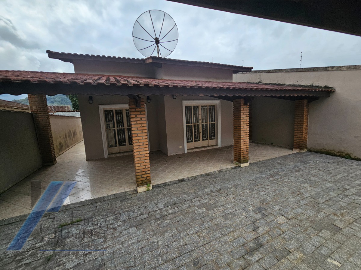 Ubatuba, Pereque Açu - Casa bem localizada com 03 dormitorios sendo 01 suite.