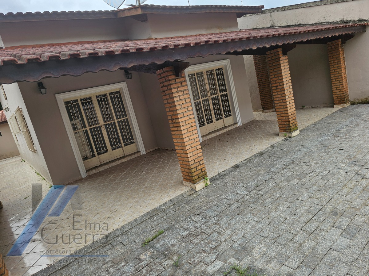 Ubatuba, Pereque Açu - Casa bem localizada com 03 dormitorios sendo 01 suite.