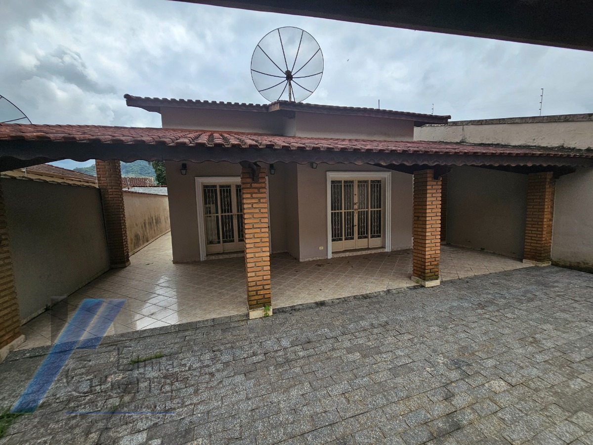 Ubatuba, Pereque Açu - Casa bem localizada com 03 dormitorios sendo 01 suite.