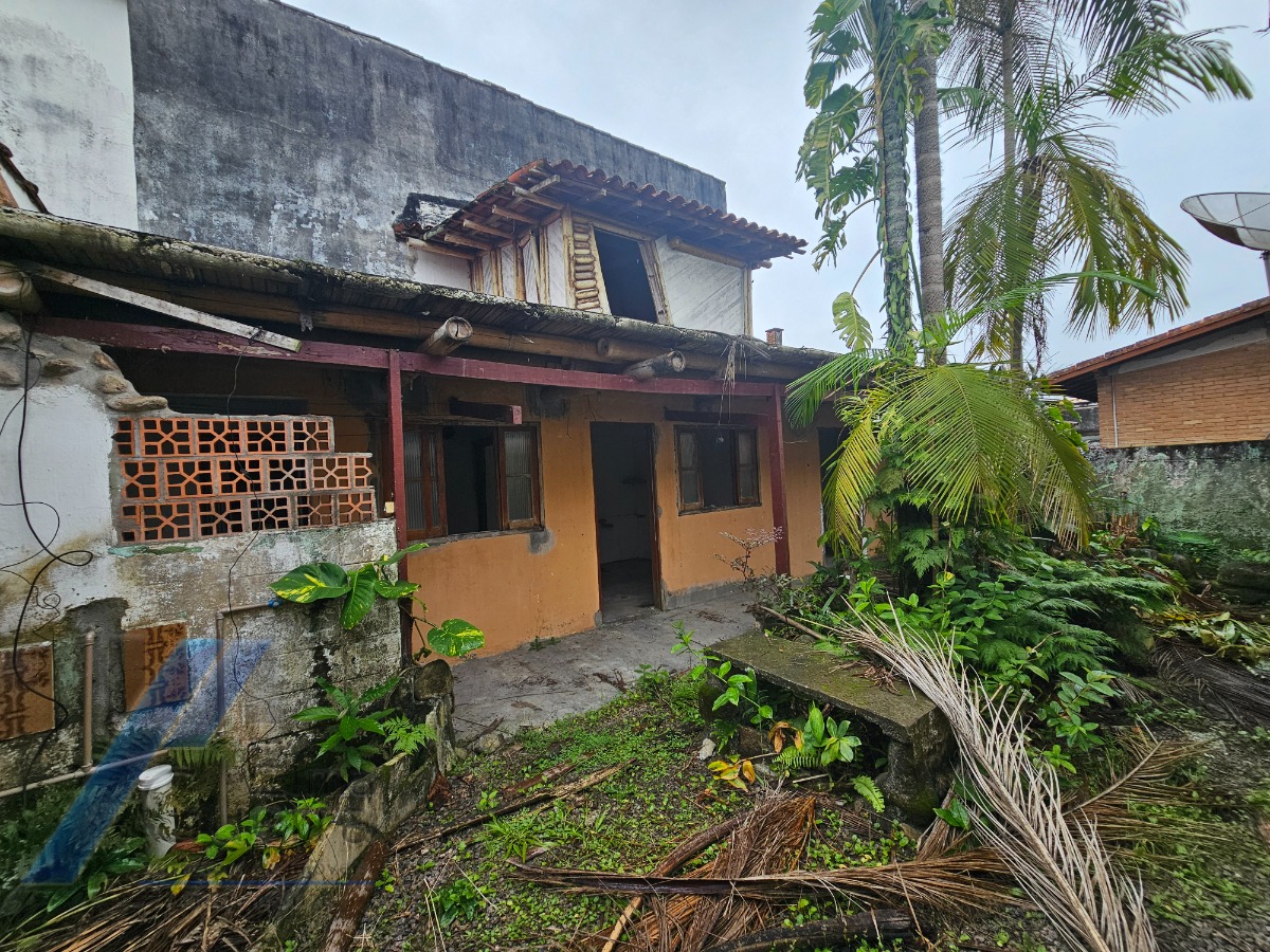 Ubatuba, Centro - Casa com 06 dormitórios, sendo 04 suítes.