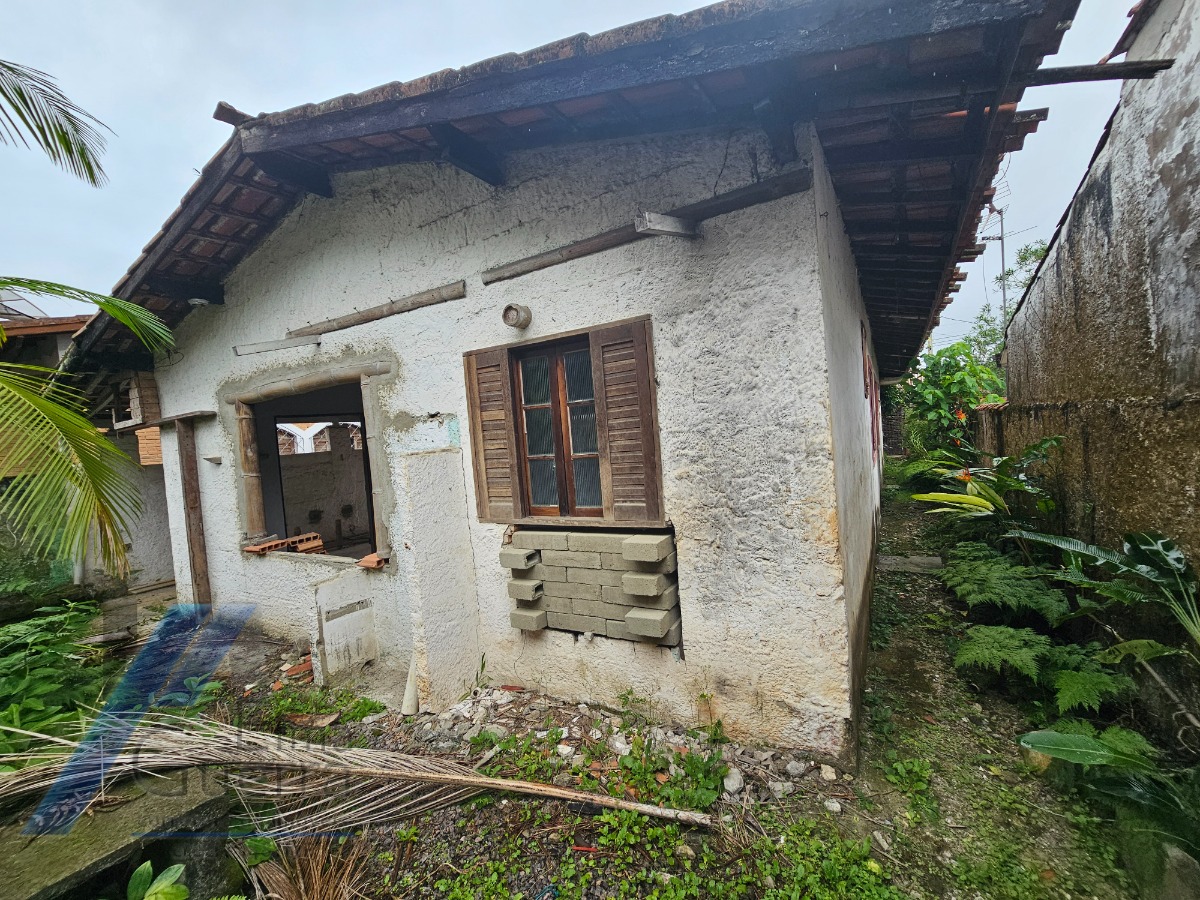 Ubatuba, Centro - Casa com 06 dormitórios, sendo 04 suítes.