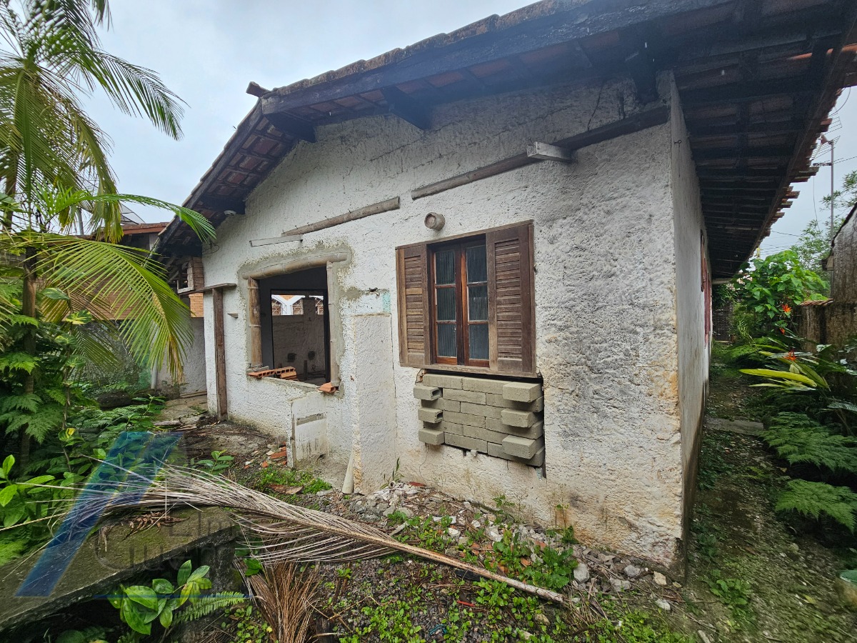 Ubatuba, Centro - Casa com 06 dormitórios, sendo 04 suítes.