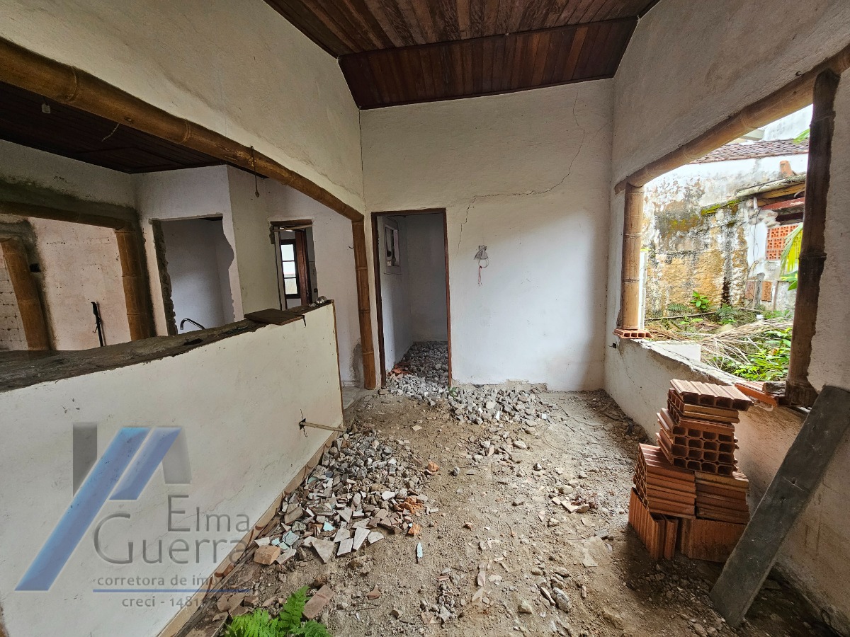 Ubatuba, Centro - Casa com 06 dormitórios, sendo 04 suítes.