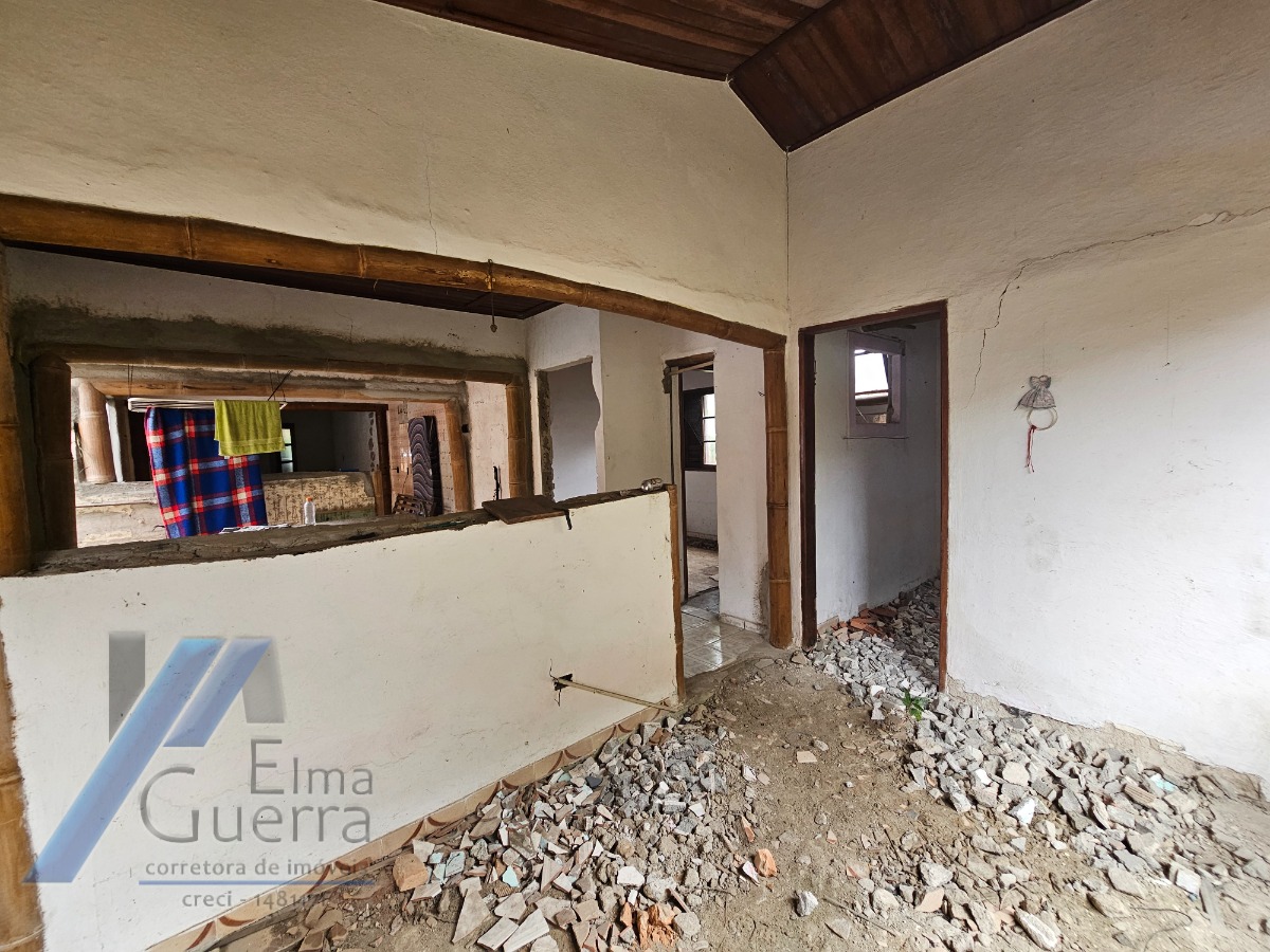 Ubatuba, Centro - Casa com 06 dormitórios, sendo 04 suítes.