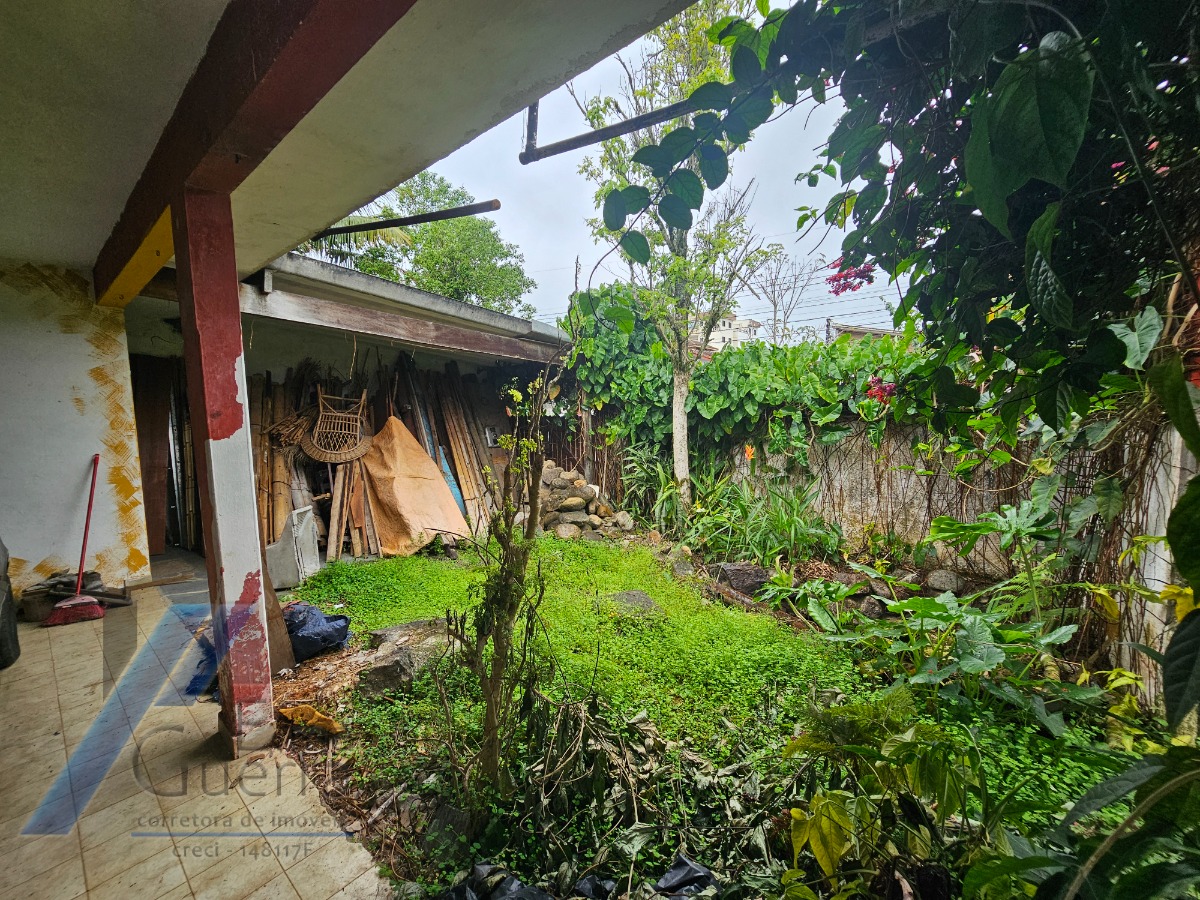 Ubatuba, Centro - Casa com 06 dormitórios, sendo 04 suítes.