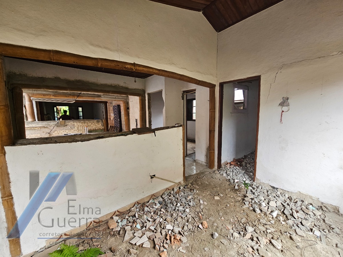 Ubatuba, Centro - Casa com 06 dormitórios, sendo 04 suítes.