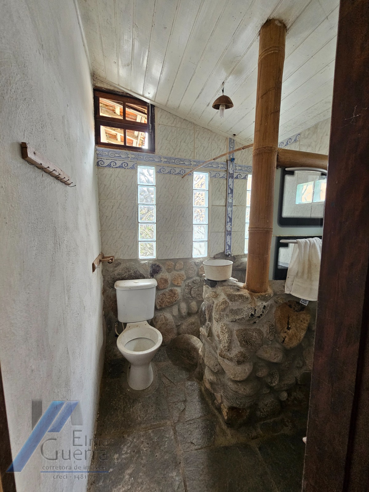 Ubatuba, Centro - Casa com 06 dormitórios, sendo 04 suítes.