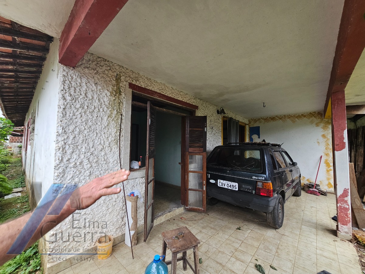 Ubatuba, Centro - Casa com 06 dormitórios, sendo 04 suítes.