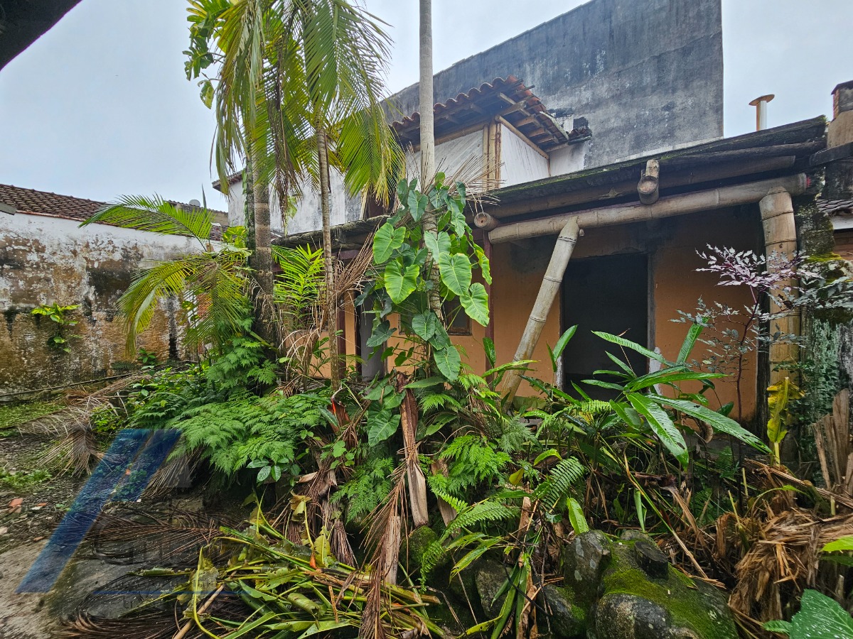 Ubatuba, Centro - Casa com 06 dormitórios, sendo 04 suítes.