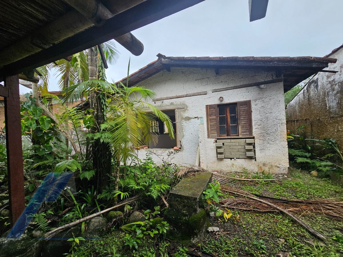 Ubatuba, Centro - Casa com 06 dormitórios, sendo 04 suítes.