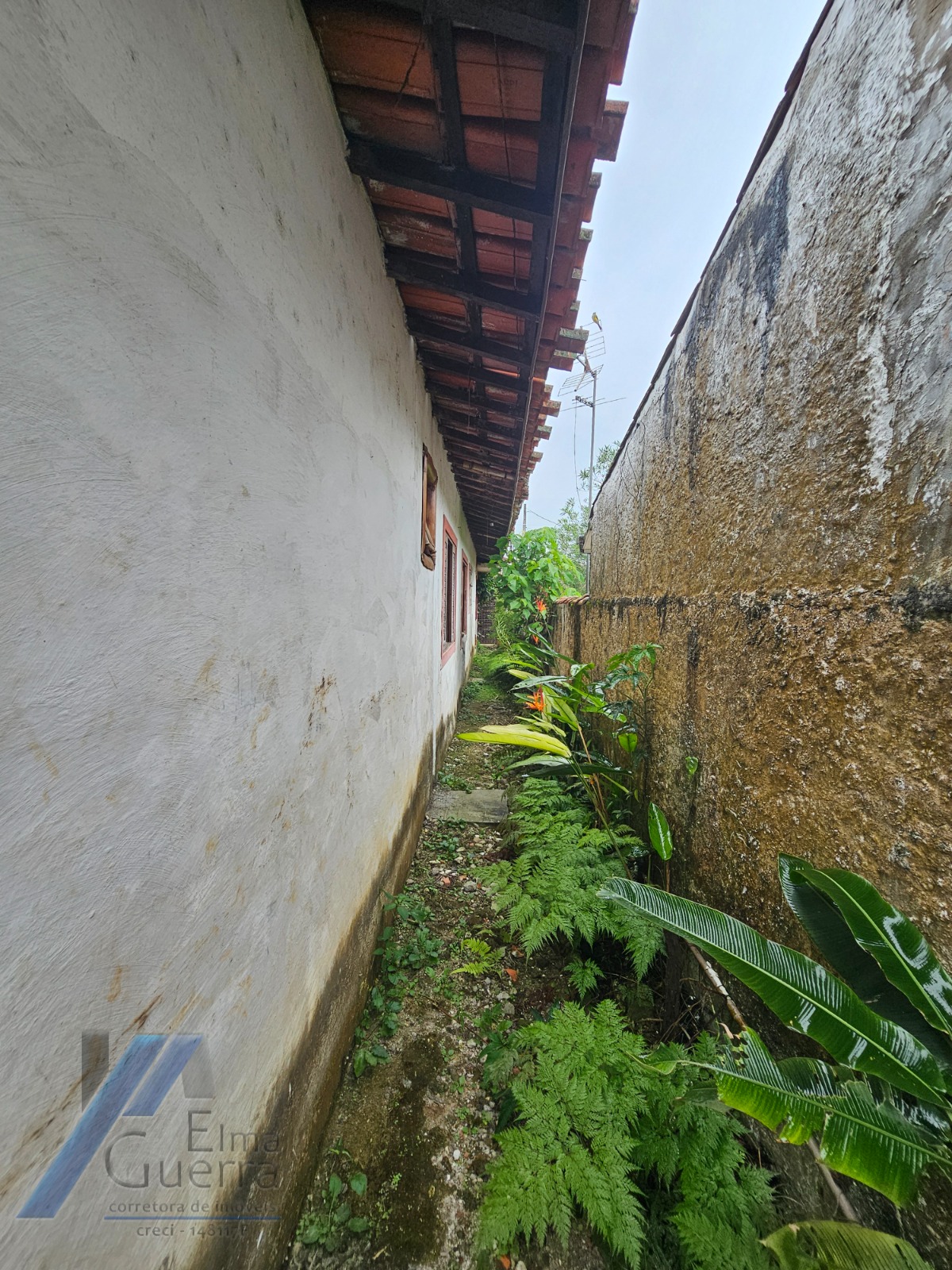 Ubatuba, Centro - Casa com 06 dormitórios, sendo 04 suítes.