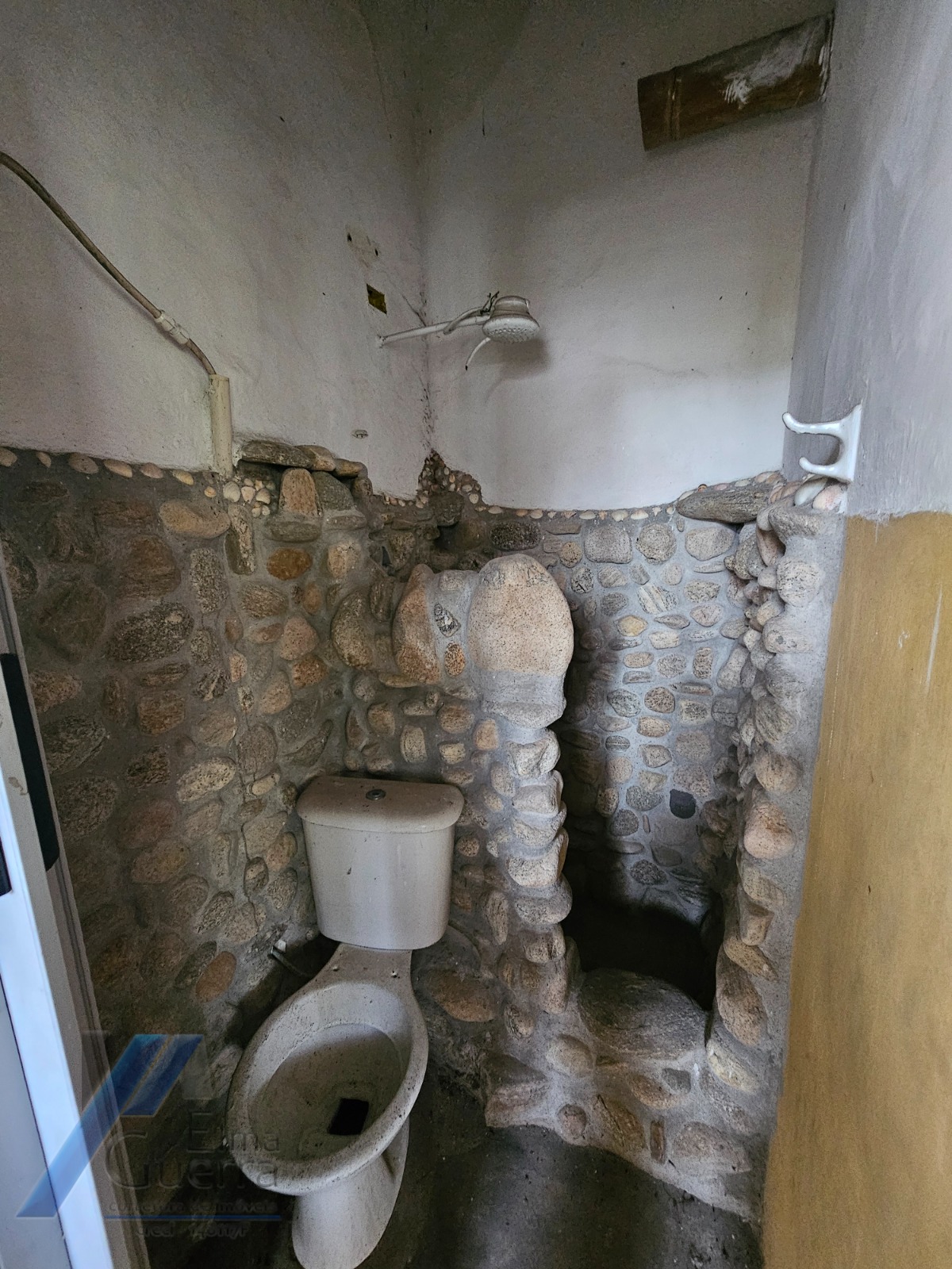 Ubatuba, Centro - Casa com 06 dormitórios, sendo 04 suítes.
