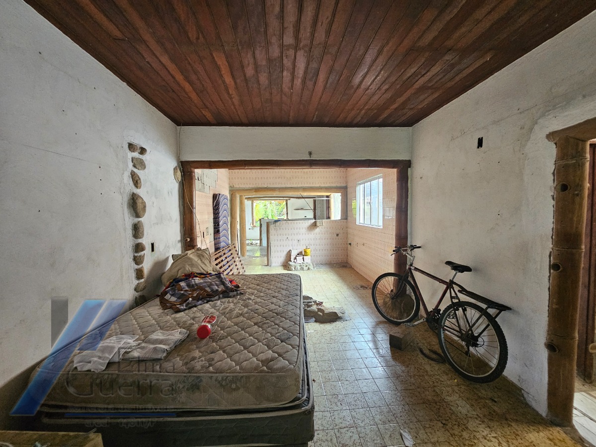Ubatuba, Centro - Casa com 06 dormitórios, sendo 04 suítes.