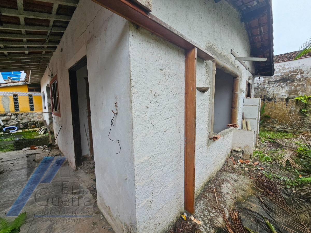 Ubatuba, Centro - Casa com 06 dormitórios, sendo 04 suítes.