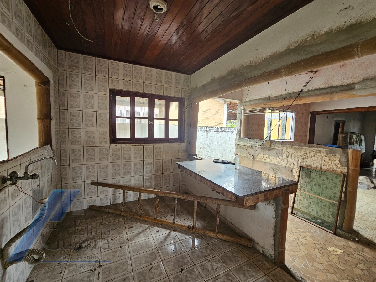 Ubatuba, Centro - Casa com 06 dormitórios, sendo 04 suítes.
