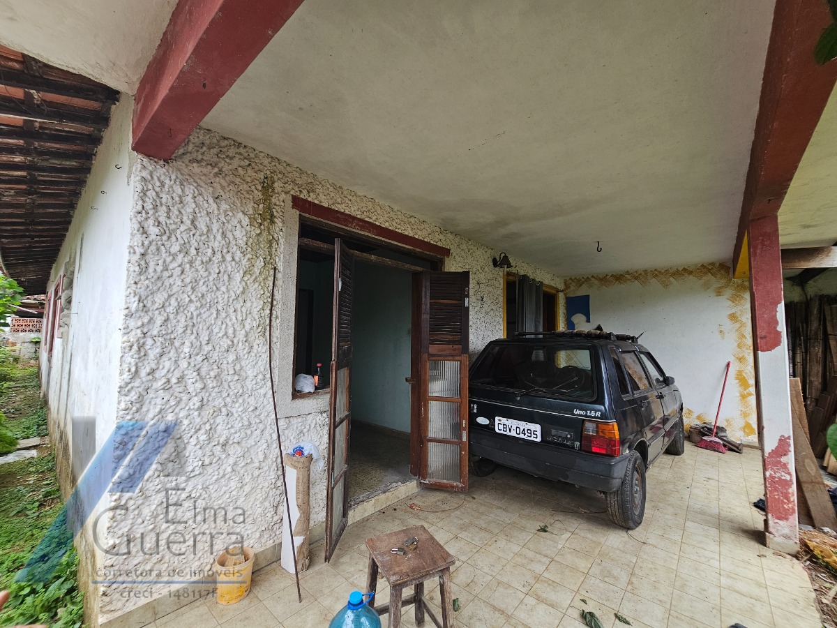 Ubatuba, Centro - Casa com 06 dormitórios, sendo 04 suítes.